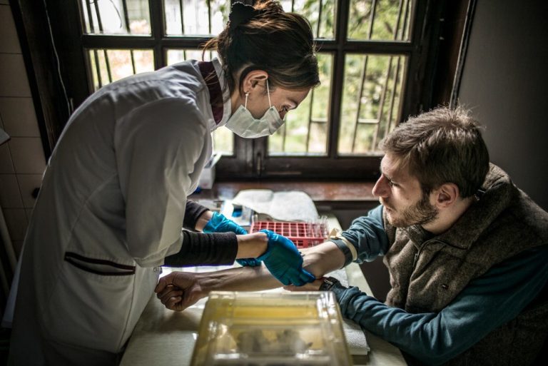 Prise de traitement contre l'hépatite C en Georgie