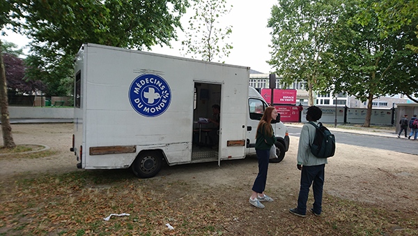 Un camion Médecins du Monde intervient auprès occupants d'un camp à Paris © Patrick Bouffard