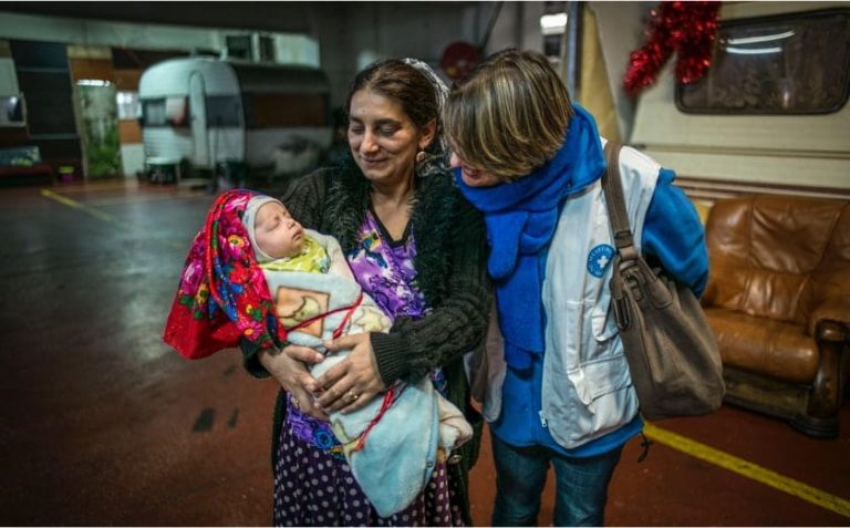 deux femmes avec un bébé et une bénévole médecins du monde