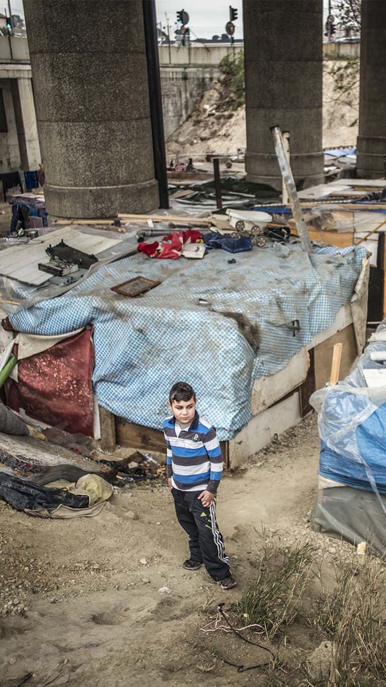 En France, Médecins du Monde travaille avec les collectivités locales pour améliorer les conditions d’hygiène au sein des bidonvilles, comme ici à Marseille ©Olivier Papegnies